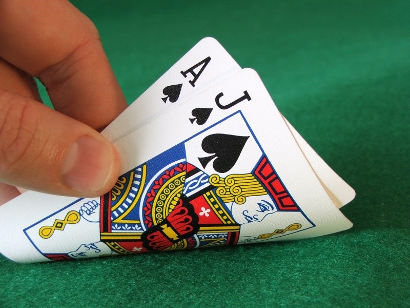 Blackjack Or Poker – Which Has the higher House Edge?