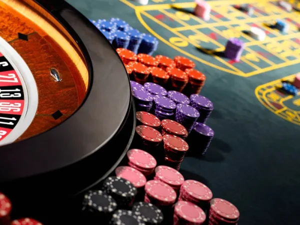 What steps should players follow before joining an online casino table?
