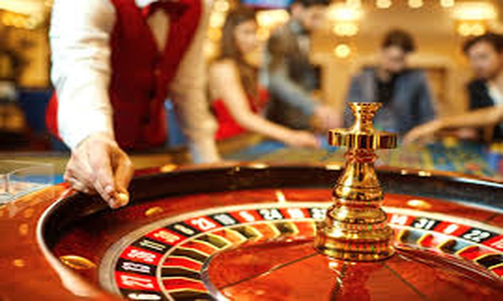 What role does randomness play in baccarat outcomes?