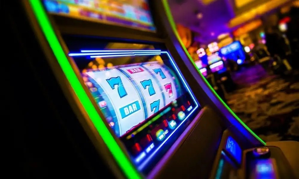 How do online slot games deliver entertainment and winning opportunities daily?